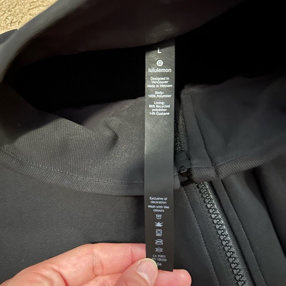 lululemon athletica Men's Black Zip-Up Sweater - Picture 4 of 6